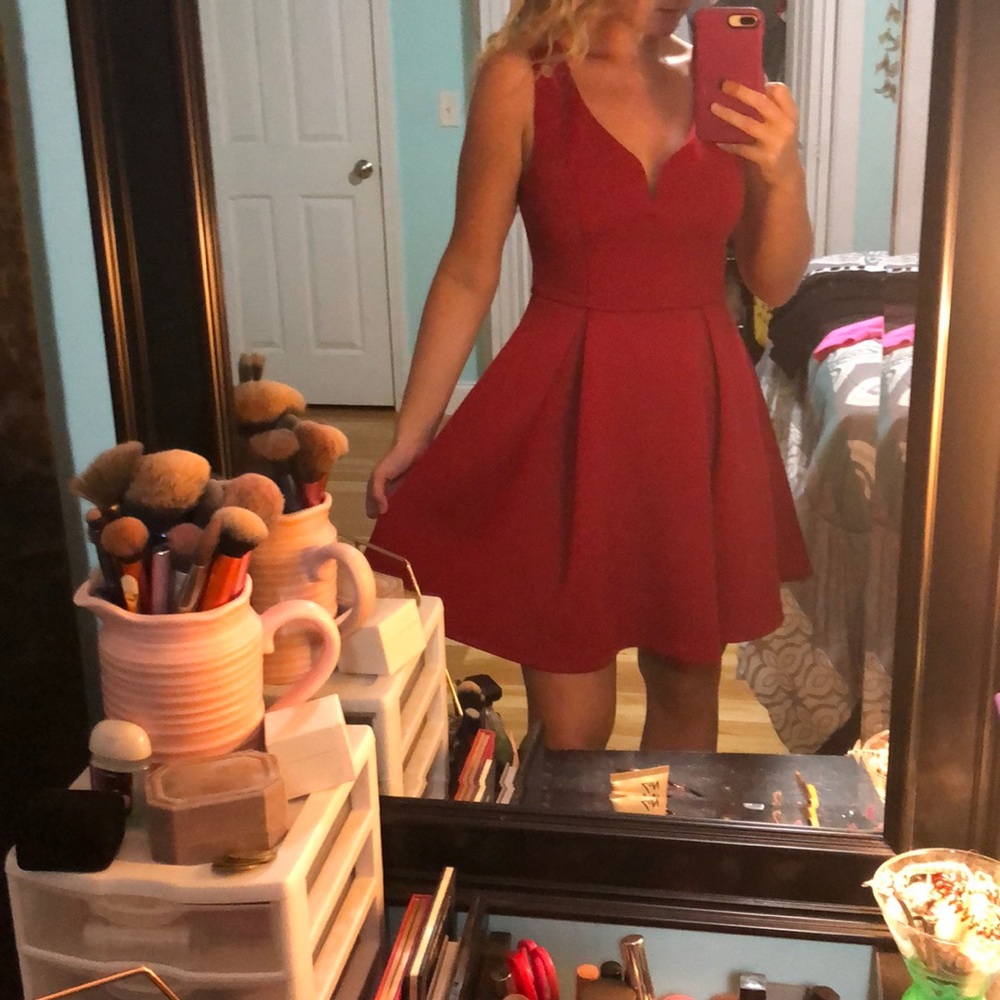 Red 👗 - Picture 2 of 4